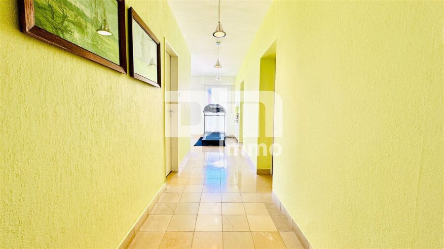 Zeitlose Eleganz trifft Moderne: Modernisiertes Einfamilienhaus mit großem Garten und Garage - OG Flur / Diele / Zugang Balkon